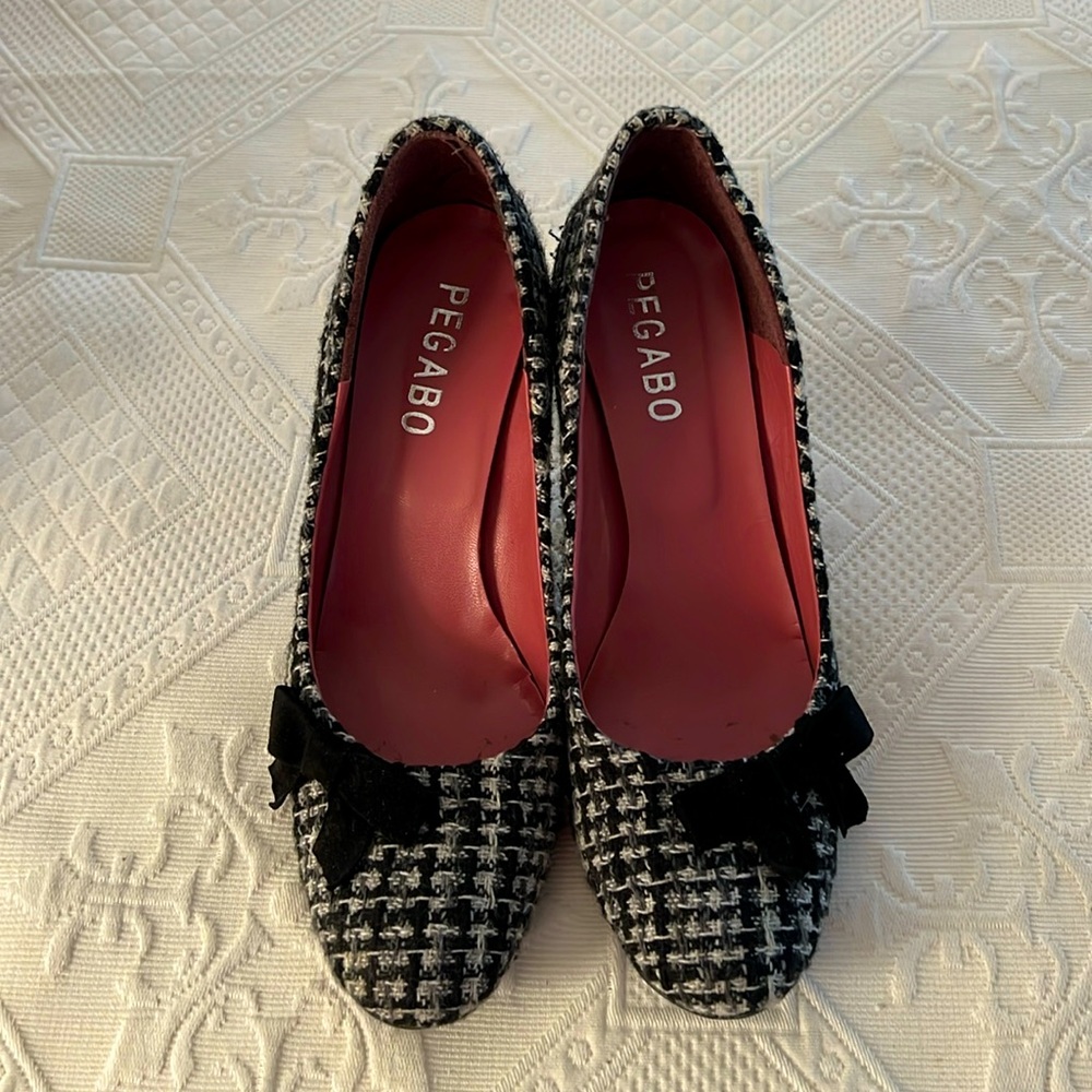 BLACK AND WHITE TWEED FABRIC HIGH-HEELED SHOES WITH BLACK SUEDE BOWS